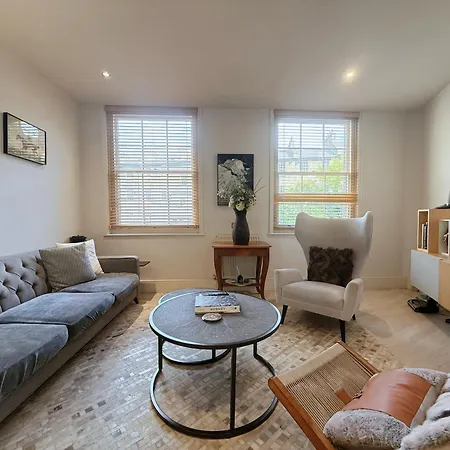 Stunning Modern 2-Floor House With 3 Ensuite Rooms